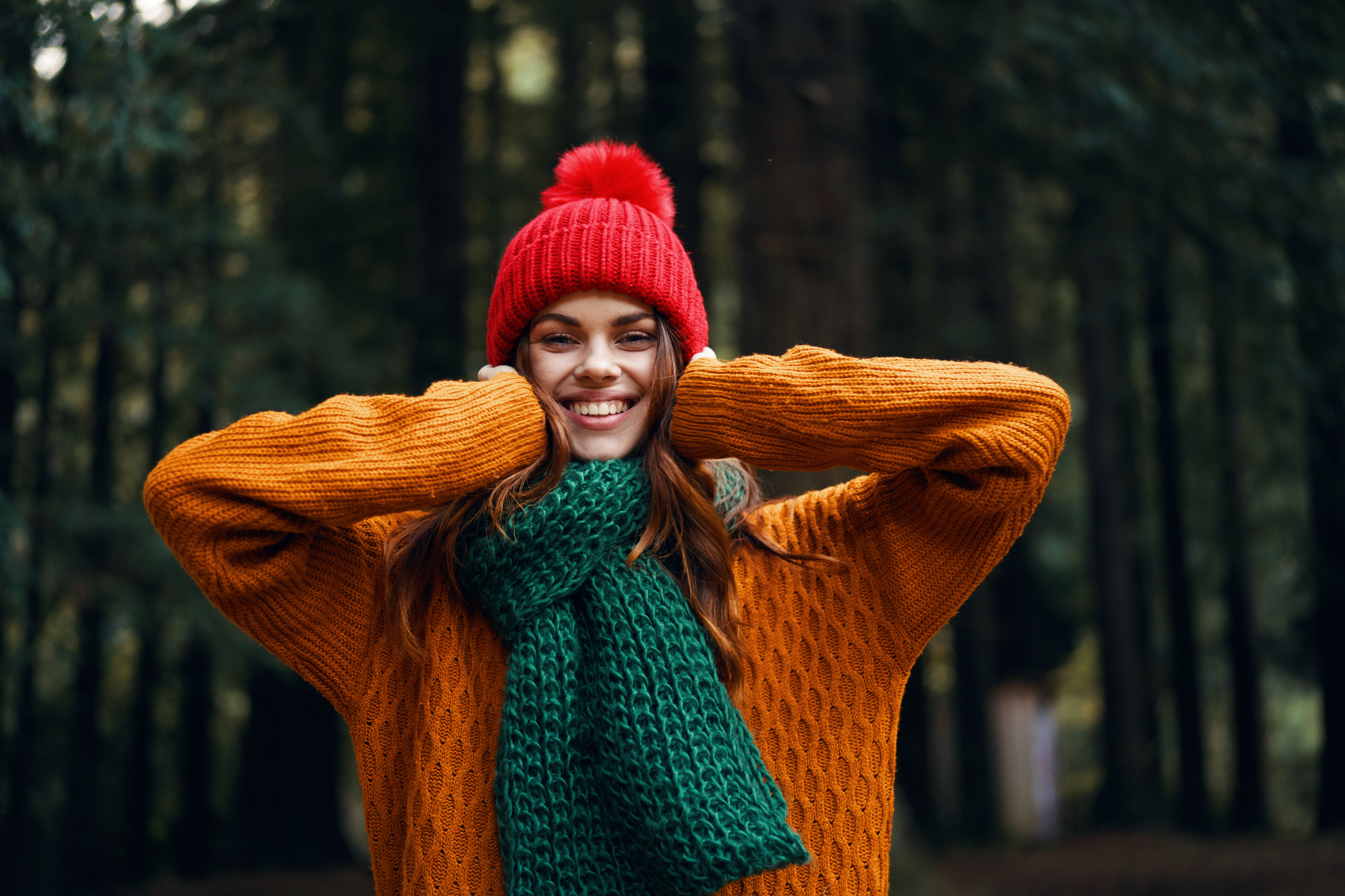 Žena na podzim v přírodě