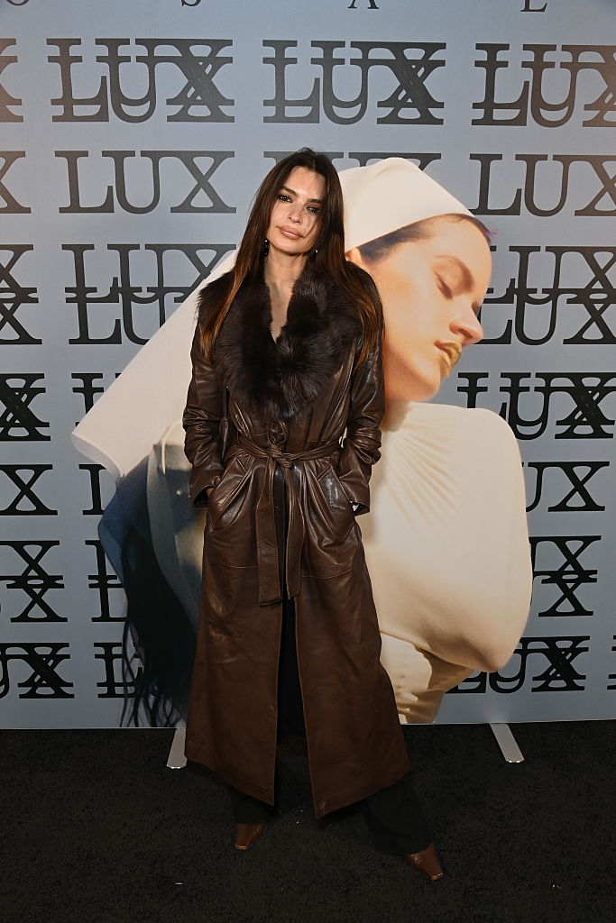 Ve stylu Emily Ratajkowski: Kožený trench coat budiž úlovkem podzimu
