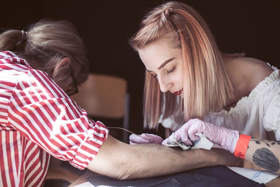 prague hand poke session