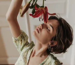 žena s květinou