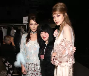 Bella a Gigi Hadid s designerkou Annou Sui