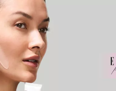 Žena držící krém