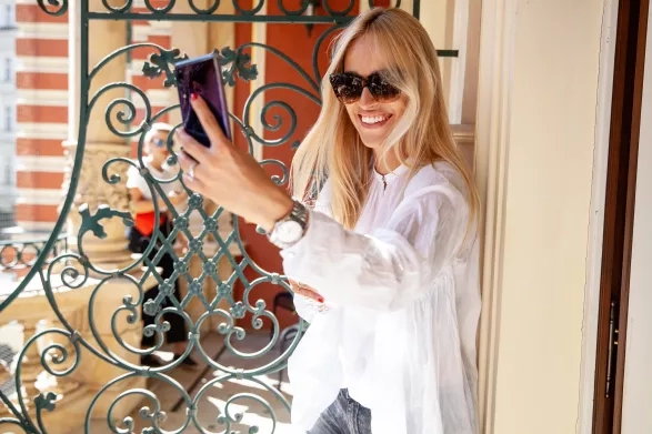 Renata Langmannová se fotí telefonem Huawei P20 Pro