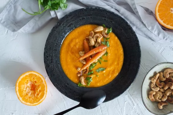 Pokud vás zastihlo jarní nachlazení, nebo jen hledáte rychlý recept na víkend, určitě vyzkoušejte tuto úžasnou krémovou polévku. Je hotová během chvíle a díky pečení mají mrkev i batáty krásně oříškovou chuť.  Text: Lenka Skarupová