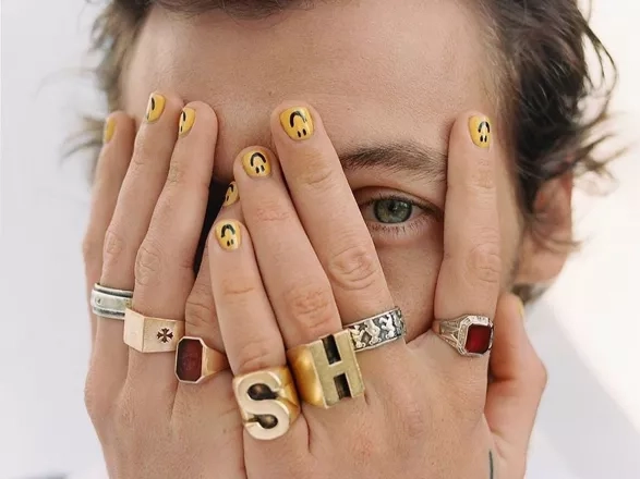 Barevný lak je teď žhavým trendem v mužské manikúře