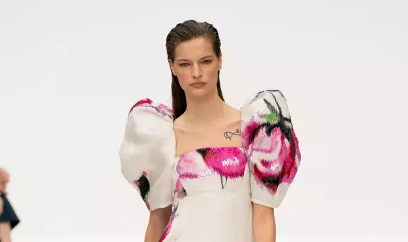 Šaty s nabíranými rukávy jsou nutností letošního léta