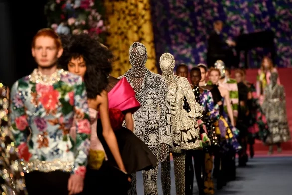 London Fashion Week: Zpět k reálnému zážitku i genderové neutralitě