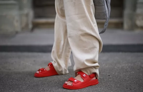 „Ugly sneakers” střídají „ugly sandals”