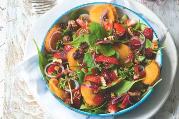 Salát s kroketami z kozího sýra a jahodovo-makovou zálivkou