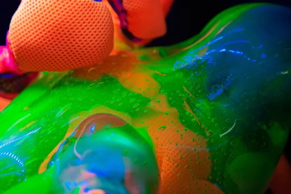 VÝSTAVA FASHION GLASS PROPOJÍ MÓDU A SKLO V JEDINEČNÝ UMĚLECKÝ ZÁŽITEK