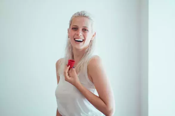 Terezie Kovalová s kalíškem Whoop.de.doo Terezie Kovalová s kalíškem Whoop.de.doo