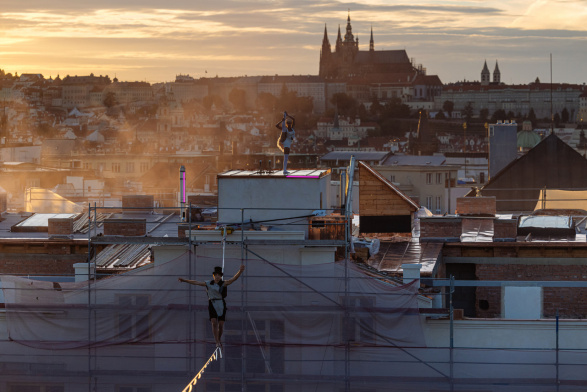 Cirk La Putyka a Losers Cirque Company tančili na pražských střechách