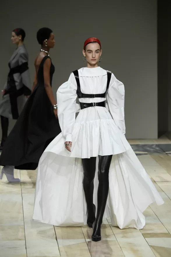 Alexander McQueen : Runway - Paris Fashion Week Womenswear Fall/Winter 2020/2021