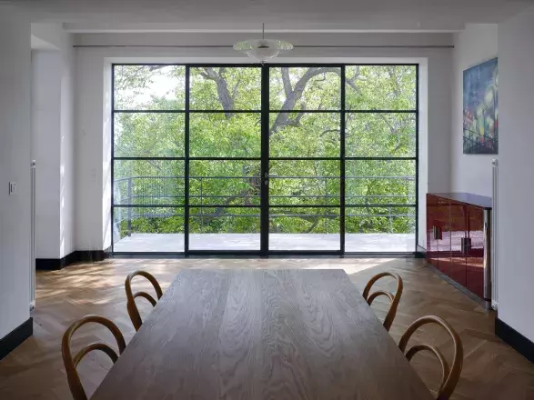 pár autentických doteků