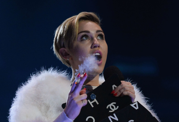 Miley Cyrus si na vystoupení kidně jointa zapálí