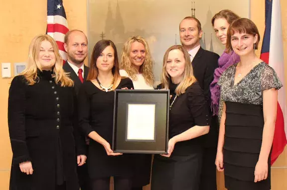 Barbara Karpetová a zaměstnanci velvyslanectví ve Washingtonu D.C.