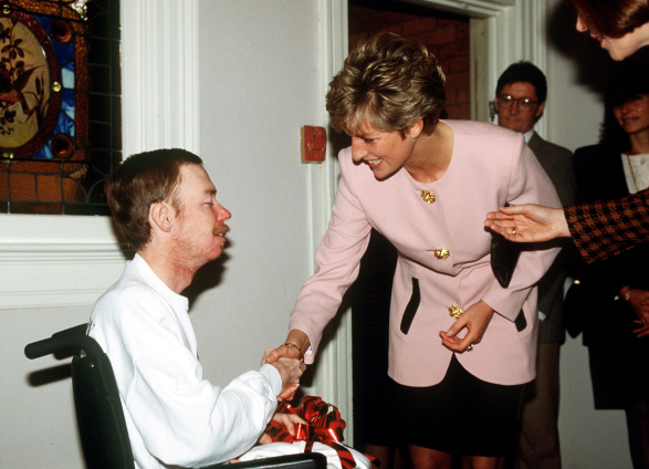 Princezna Diana v hospici pro nemocné AIDS