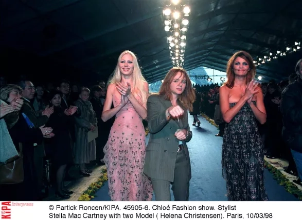 Stella McCartney na defilé přehlídky Chloé v roce 1998