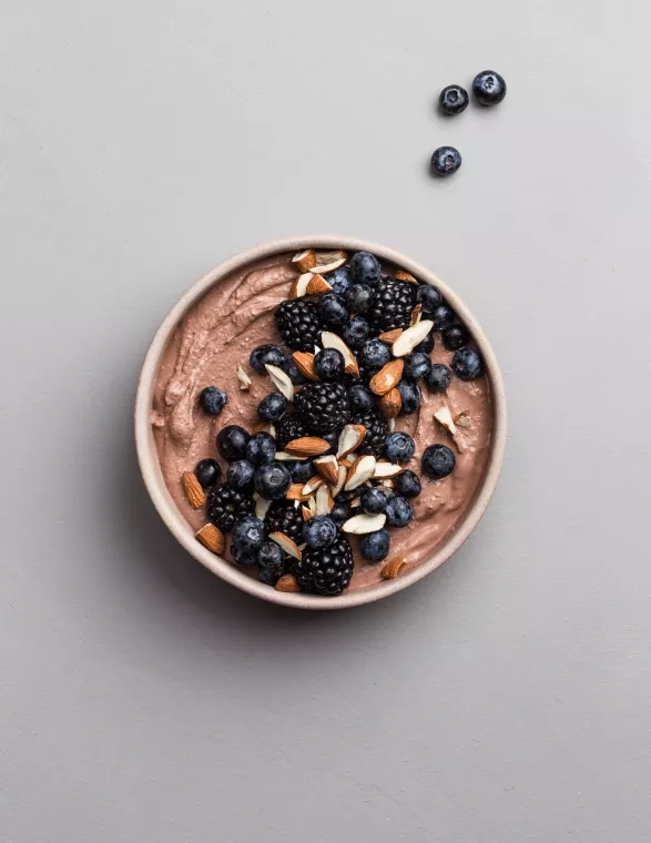 Kakaová miska s borůvkami a ostružinami 