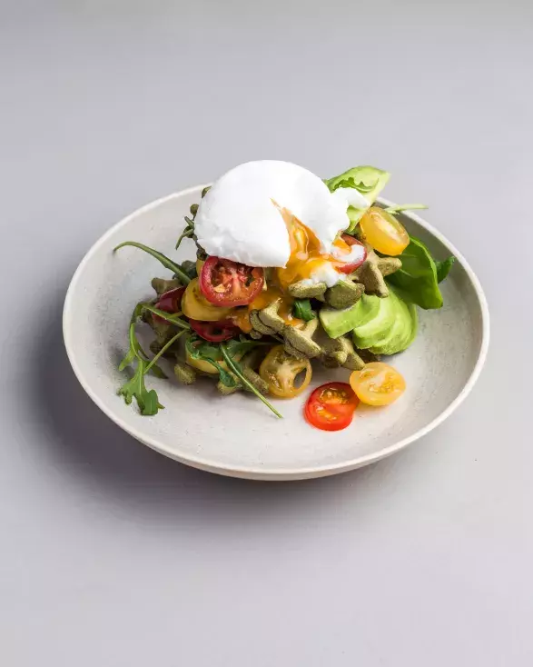 Špenátové vafle s rajčaty, avokádem a zastřeným vejcem