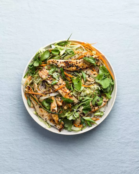 Salát z rýžových nudlí a kuřecím masem