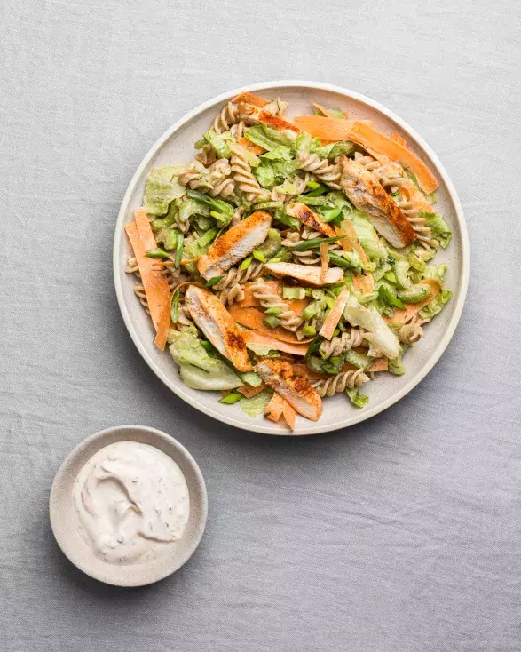 Salát s kuřecím masem a pikantní zálivkou