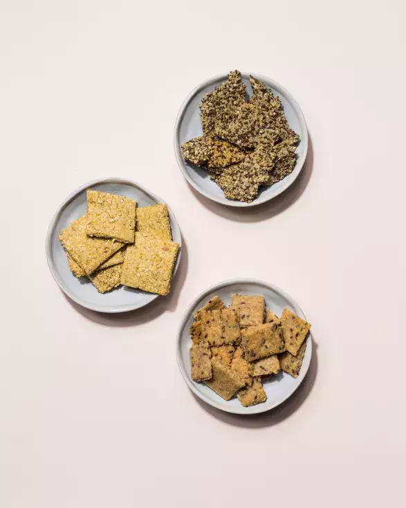 Parmazánové krekry a hráškový hummus