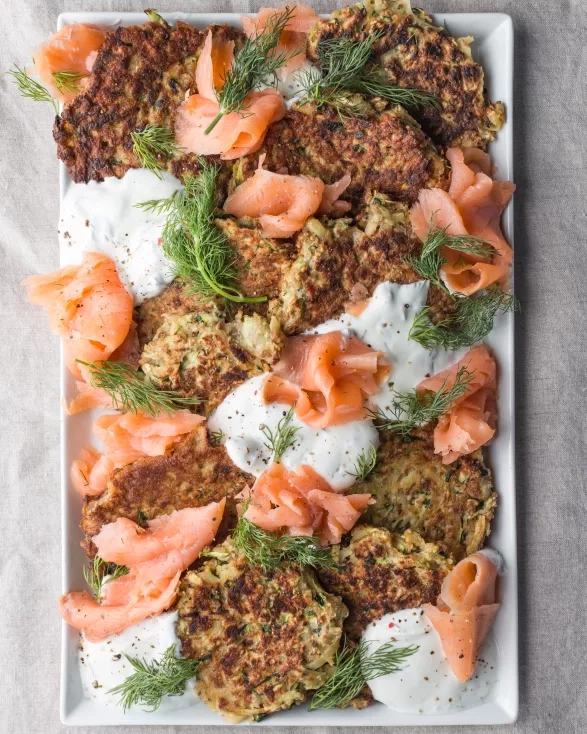 Cuketové bramboráky s uzeným lososem 