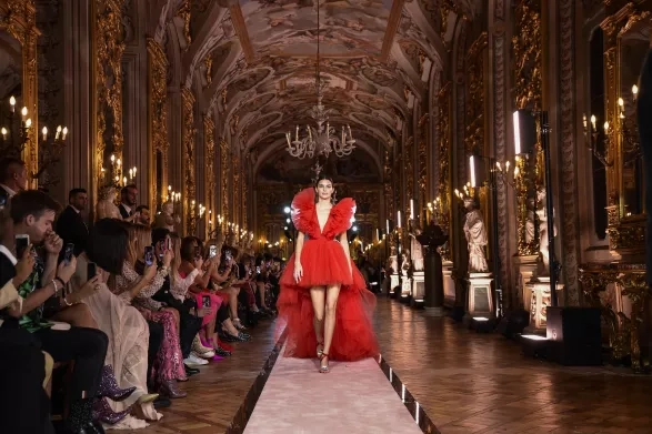 Kendall Jenner během Giambattista Valli Loves H&M show