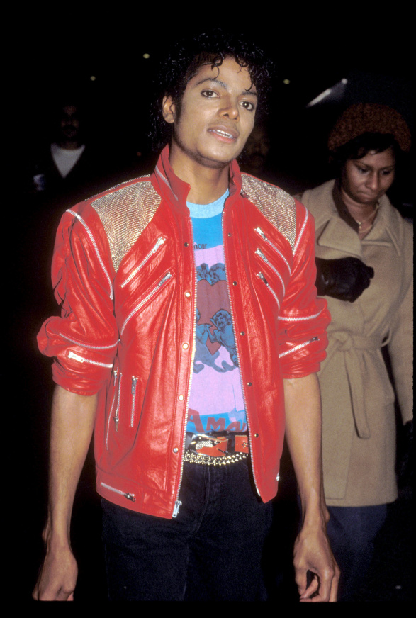 Michael Jackson ve své ikonické červené kožené bundě
