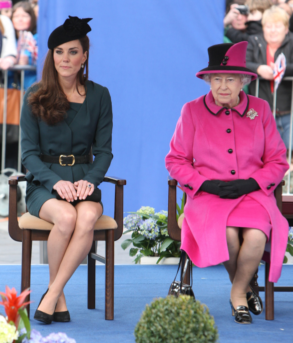 Elegantní posed vévodkyně Kate a královny Elizabeth II. 