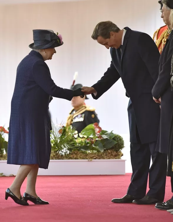 Podání ruky královně