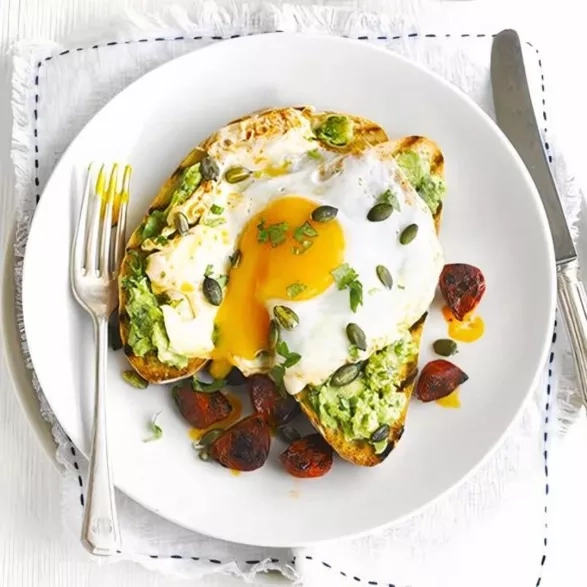 Toust s vejcem a avokádem