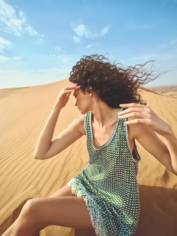 Šaty, GUCCI. Náušnice, ALO DIAMONDS