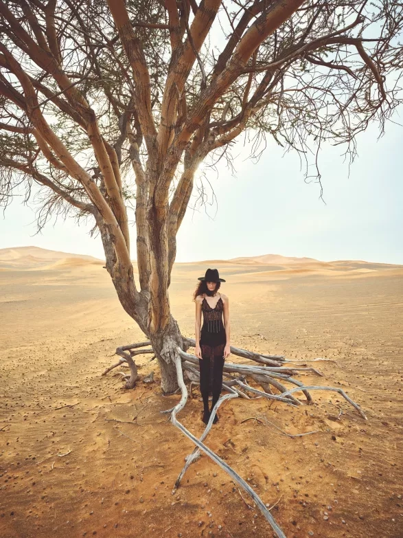 Šaty, klobouk, choker a boty, vše DOLCE & GABBANA