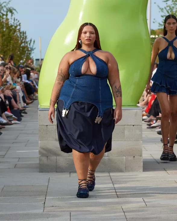 Z přehlídky irské designérky Sinéad O'Dwyer, vítězky ceny Zalando Visionary Award