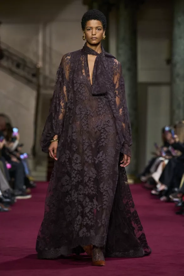 Midi šaty s dekorativními prošitými šv