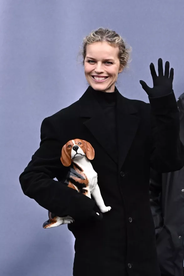 Eva Herzigová, černý rolák