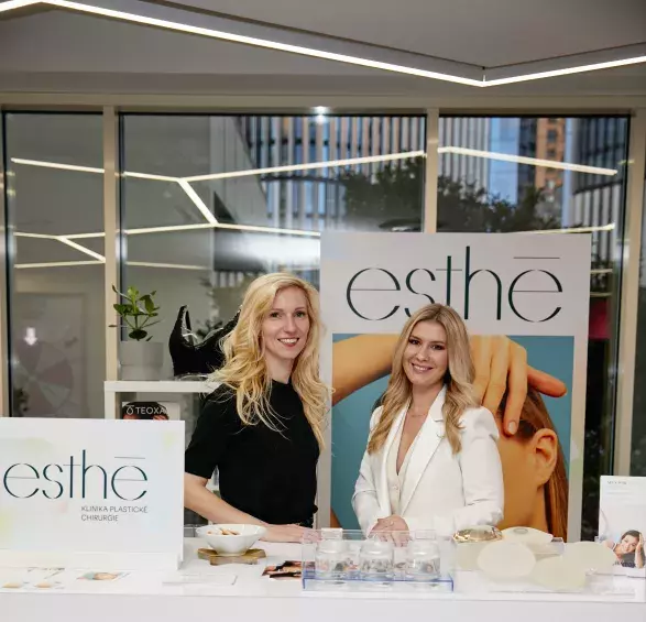 Stánky na festivalu krásy Ellephoria v moderních prostorech Cubex