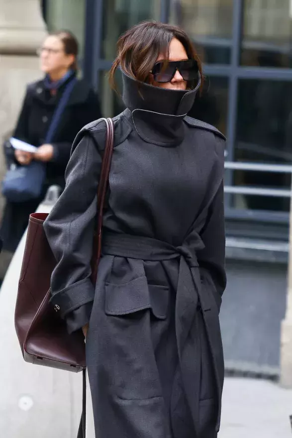 Victorie Beckham v kabátě s vysokým límcem