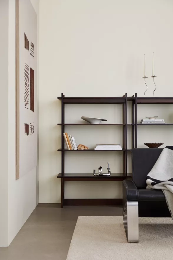 Dřevěný stojací regál