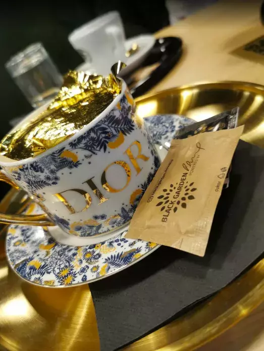 Káva s plátem zlata