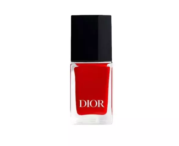 Summer look VERNIS NAIL POLISH, odstín Rouge, Dior, 999 Kč Summer look VERNIS NAIL POLISH, odstín Rouge, Dior, 999 Kč