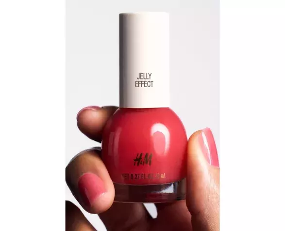 H&M lak na nehty, odstín Candy Apple Fever, 99 Kč H&M lak na nehty, odstín Candy Apple Fever, 99 Kč