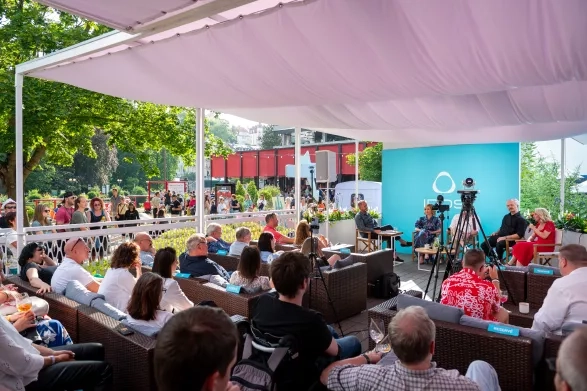 Talkshow v IQOS Lounge