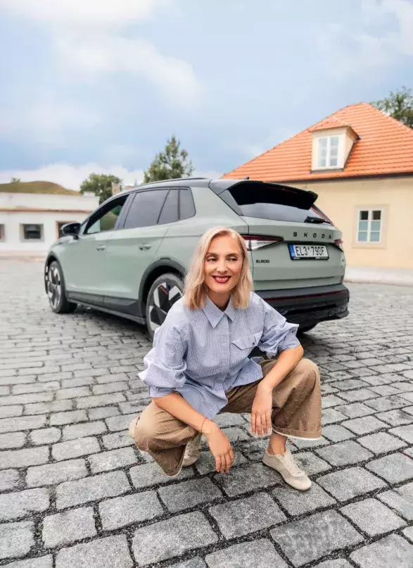 Zpěvačka Bára Poláková a Elroq od Škoda Auto