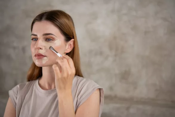 Líčící se žena Líčící se žena