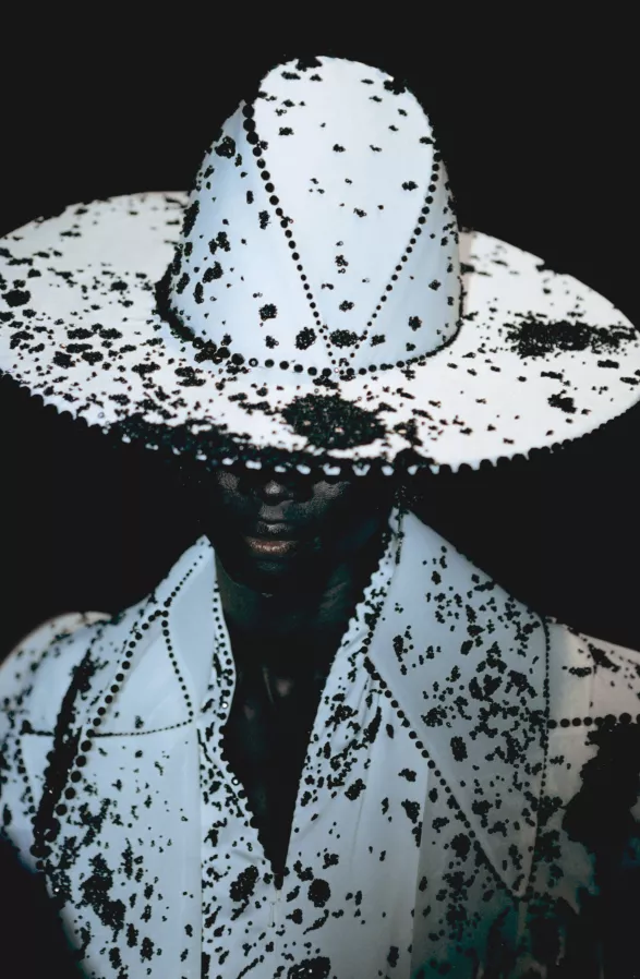 backstage kolekce Couture FW 2025 pro Robert Wun