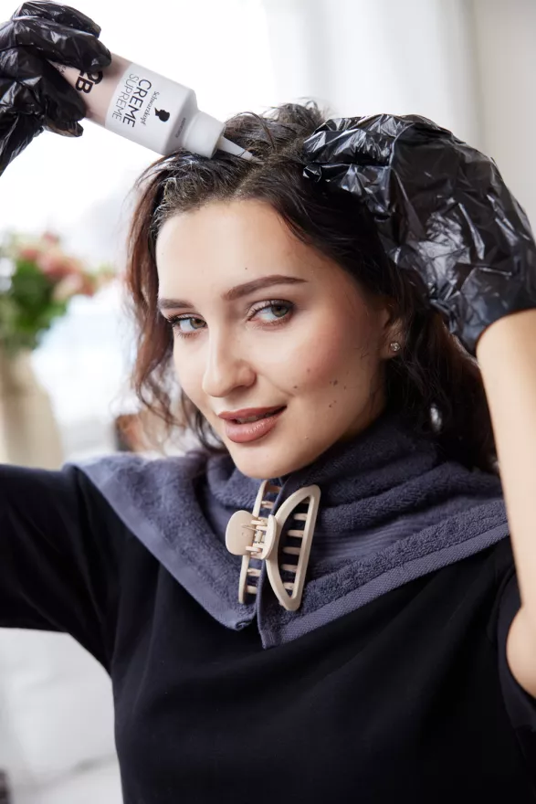 žena barvící si vlasy