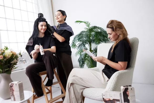 ženy barvící si vlasy